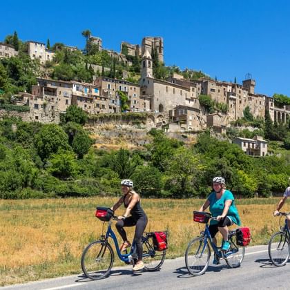 rw-provence-lavendel-fietsers-dorp