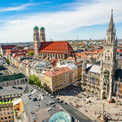 Luchtfoto van het historische centrum van München met Marienplatz, de toren van het Nieuwe Stadhuis en de dubbele koepels van de Frauenkirche.