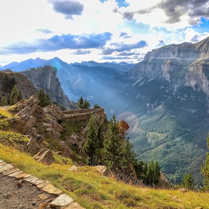 Stenen wandelpad door Nationaal Park Ordesa in de Spaanse Pyreneeën met dramatische kalkstenen kliffen en dalzicht.