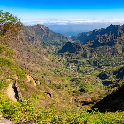 Panoramisch uitzicht op de Paul-vallei op Santo Antão, Kaapverdië, met geterraste berghellingen, weelderige groene vegetatie en een kronkelend pad.