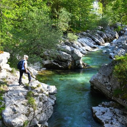 slovenie-wandelaar-soca-rivier-helia-walking
