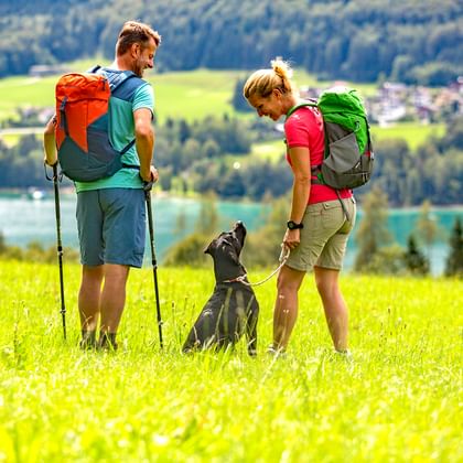 Wanderer mit Hund auf der Genneralm