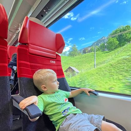 Junge bei der Zugfahrt von Bad Goisern nach Bad Aussee während der Familienwanderreise im Salzkammergut