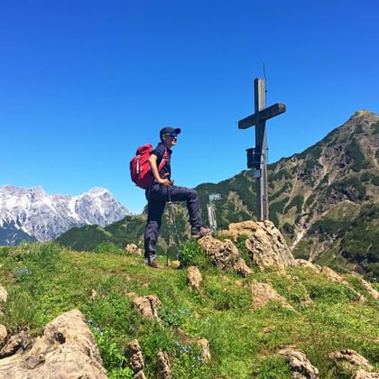 Wanderer auf einem Gipfel der Kitzbueheler Alpen