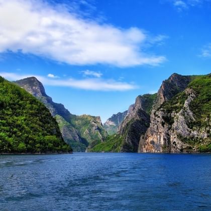 Albanie-Fjordenmeer-Komani-meer-Albanese-Alpen