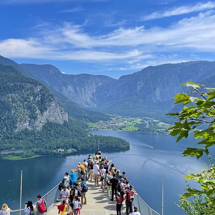 Skywalk in Hallstatt am Salzberg beim Wandern mit der Familie im Salzkammergut