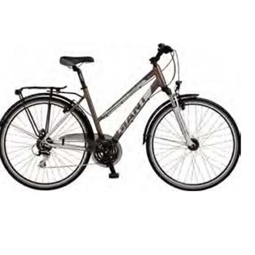 Grijze huurfiets met bagagedrager Grijze toerfiets met lage instap, bagagedrager, voorvering en versnellingen op witte achtergrond.